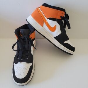 Air Jordan 1 Mid Shoe
